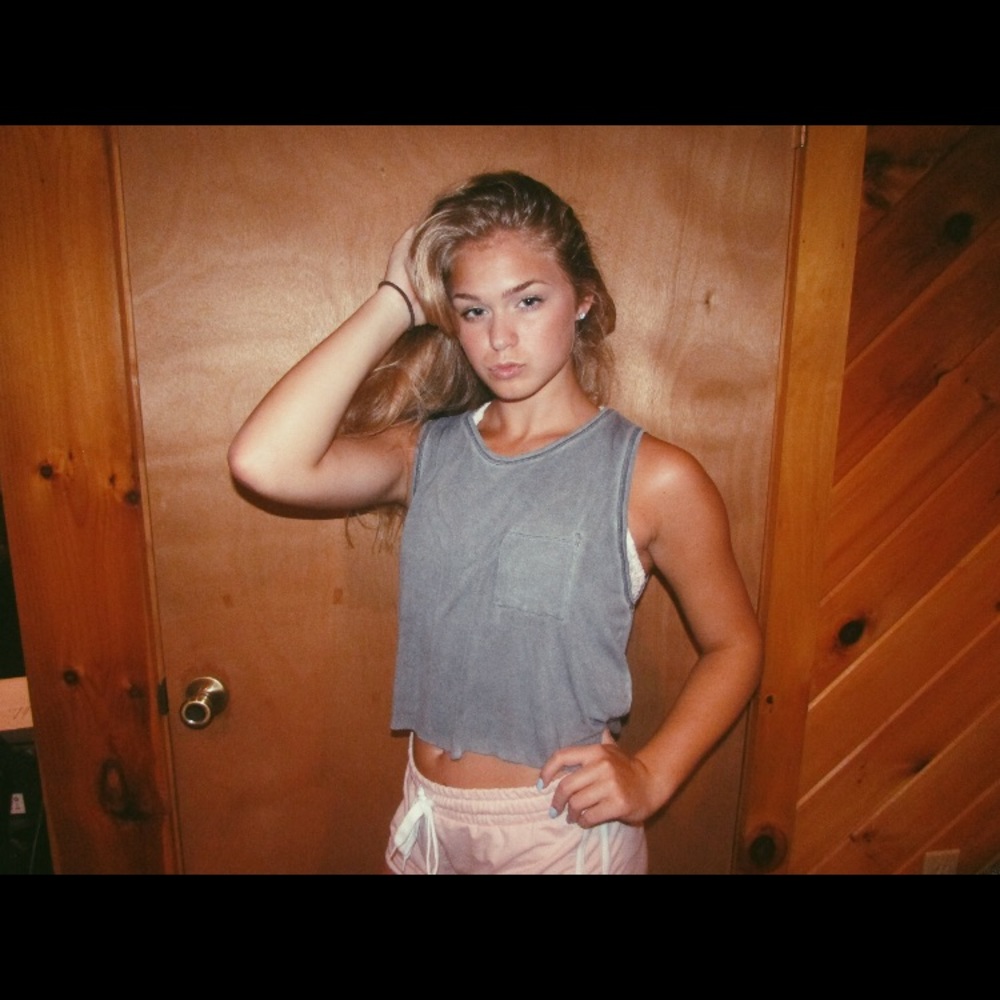 Gray tank top (cropped)